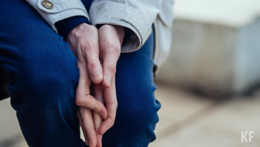 Профессионал просит людей с затяжным подавленным состоянием сразу же обращаться к психологу.