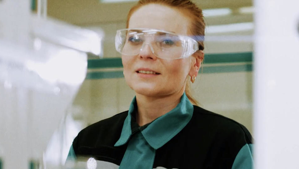 Первым героем стала ведущий инженер по проверке качества испытаний продукции центральной заводской лаборатории Мария Акопян.