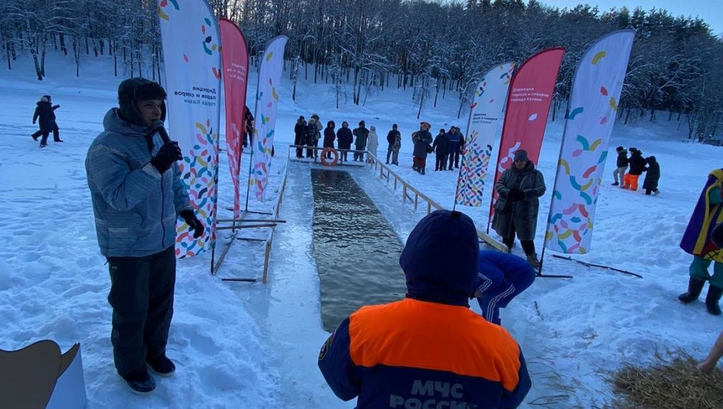 На месте дежурили экстренные службы.