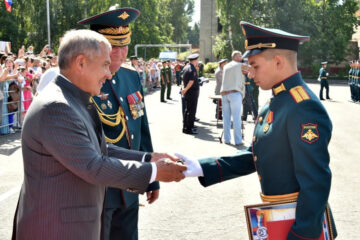 Диплом об окончании высшего военного учебного заведения получили 111 молодых лейтенантов.