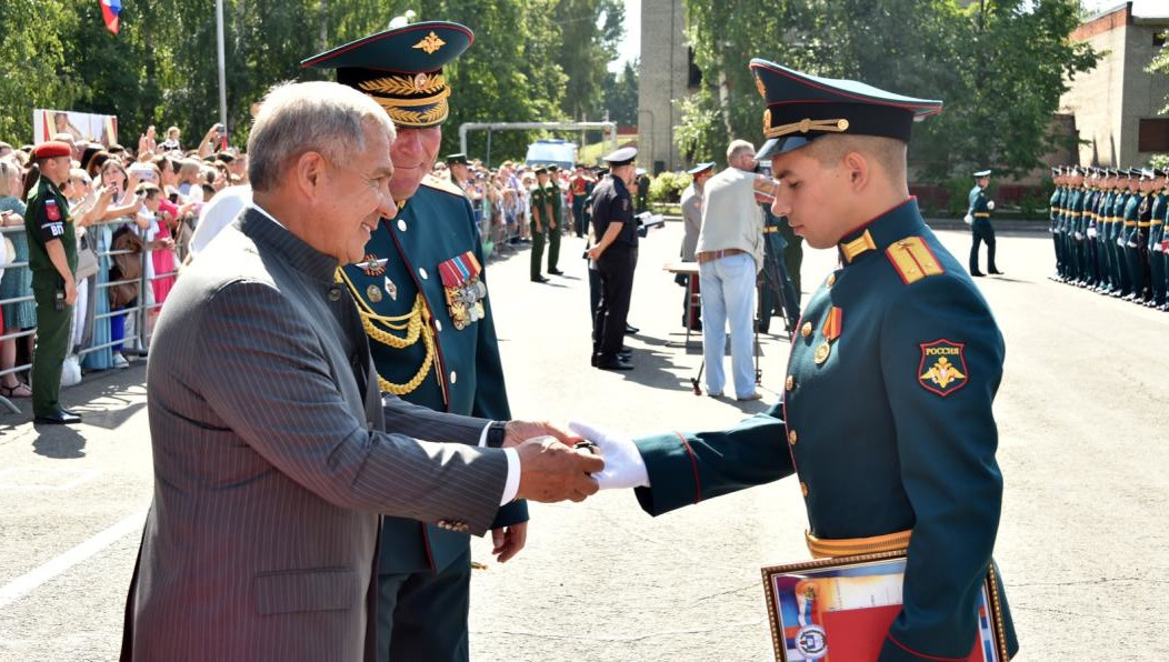 Диплом об окончании высшего военного учебного заведения получили 111 молодых лейтенантов.