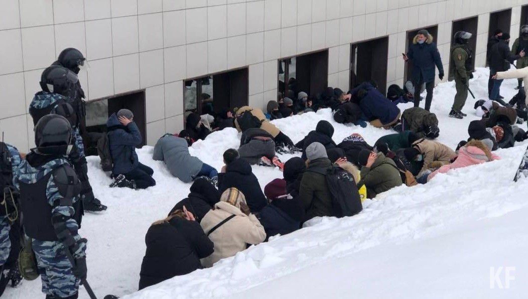 Полиция проводила массовые задержания на всем пути шествия митингующих.