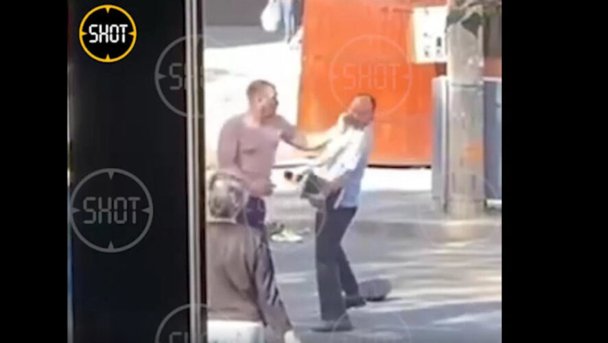 Мужчина был пьян и разгуливал по улице.