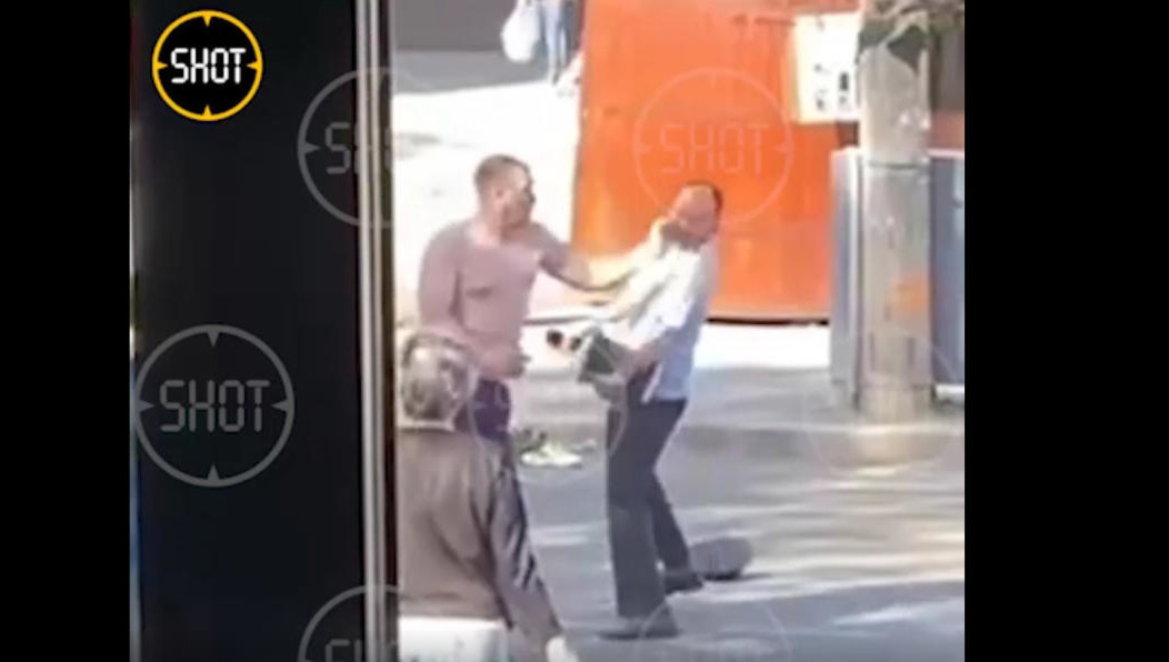 Мужчина был пьян и разгуливал по улице.