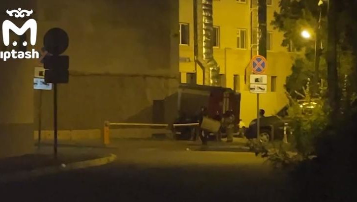 Дебошир не реагировал на просьбы спуститься и выдвигал свои требования.