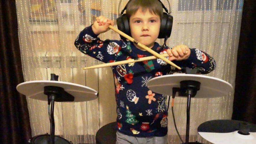 Николай Атласов подарил четырехлетнему Дане настоящие взрослые барабаны.
