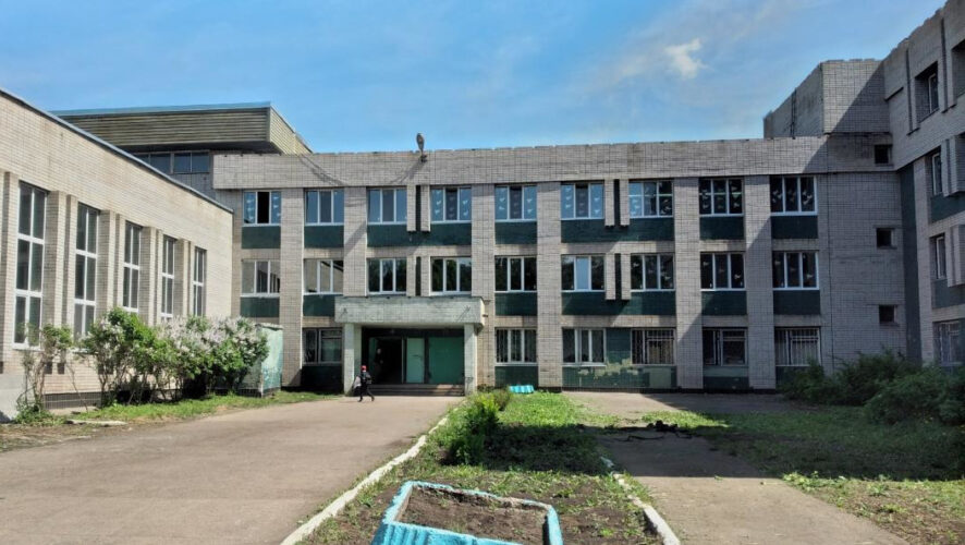 Оценить ход строительных работ приехал мэр города.