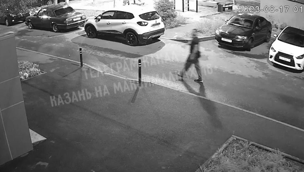 Мужчина взял с собой дубину.