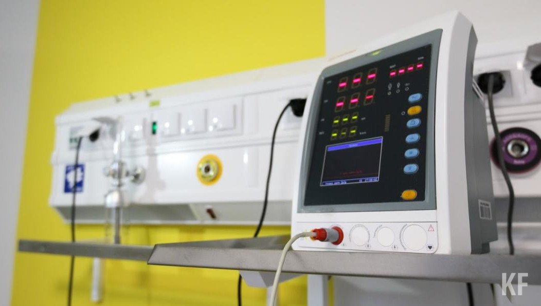 Также подозреваемый обматерил медиков.