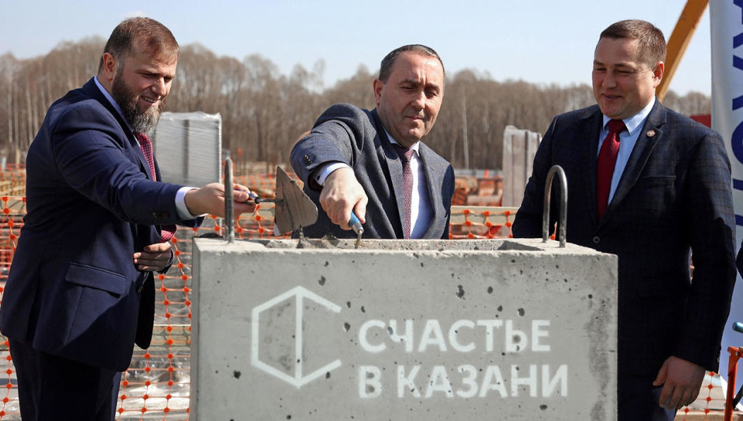 На татарстанский строительный рынок уверенно вышла федеральная девелоперская Группа «Эталон». Одним из первых проектов компании в республике стал ЖК «Счастье в Казани». Ввод первой очереди комплекса запланирован на 2024 год.