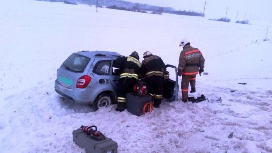 Два человека погибли в результате столкновения фуры Scania и легкового автомобиля Lada Kalina в Чистопольском районе Татарстана