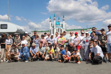 К Казанскому Кремлю съехались более 30 экипажей участников из разных регионов страны.