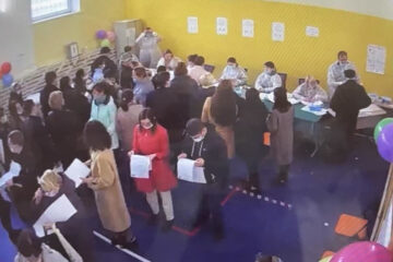 Татарстан активно начал первый день голосования на выборах депутатов Государственной Думы РФ. В Казани на избирательном участке №276 образовалась очередь для получения бюллетеней и в кабинки для голосования.