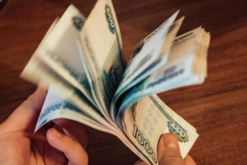 В январе-августе 2023 года номинальное денежное вознаграждение же составило 58 902 рубля.