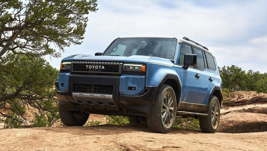 Из-за угловатых форм кузова машина похожа на новые Ford Bronco и Land Rover Defender.