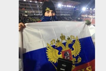 Филип Вахуда из США принёс на церемонию открытия Олимпийских игр в Пхёнчхане российский флаг и развернул его на трибуне