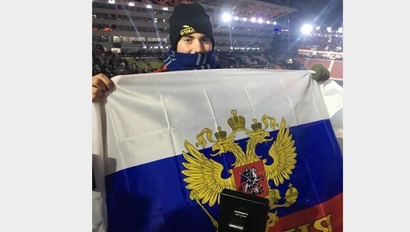 Филип Вахуда из США принёс на церемонию открытия Олимпийских игр в Пхёнчхане российский флаг и развернул его на трибуне