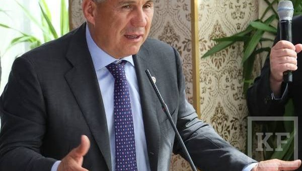 Глава Татарстана Рустам Минниханов награжден золотым орденом Международной федерации плавания