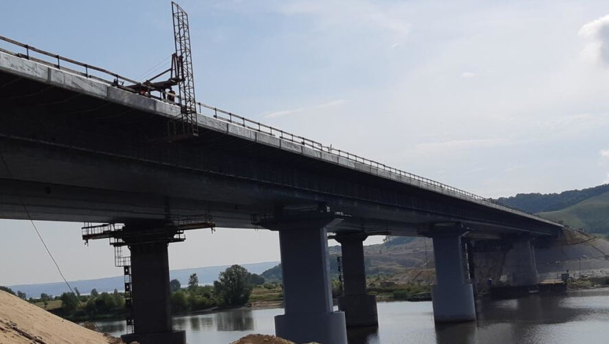 На новом мостовом переходе дорогу покроют двумя слоями асфальтобетона и поставят металлические ограждения.