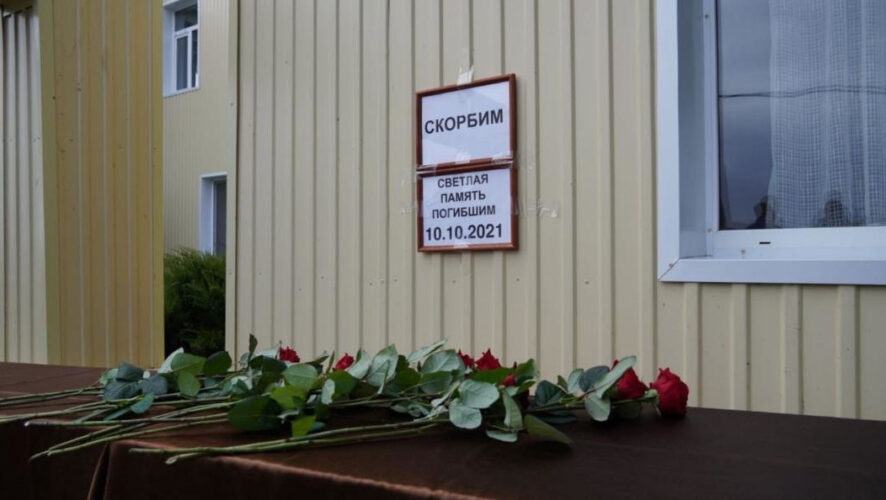 Местные жители приносят цветы в память о погибших.