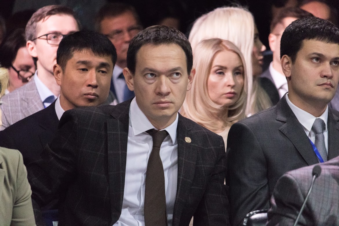 а люди тем временем ютятся