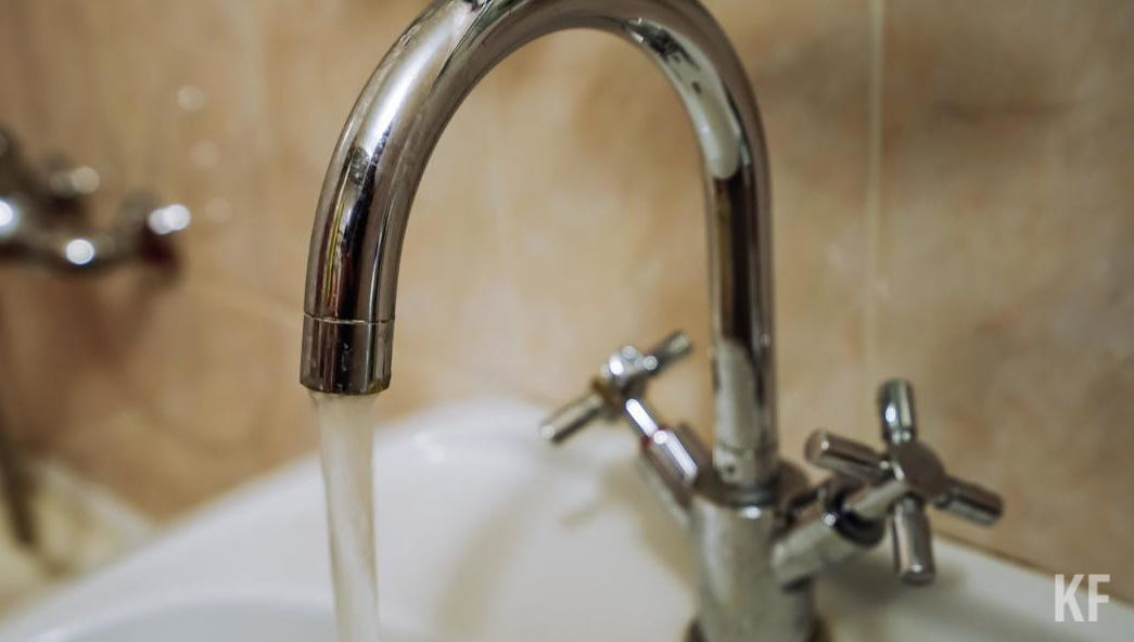 Это связано с введением красителя «Уранин-А» в сетевую воду магистральных тепловодов от Казанской ТЭЦ-1.