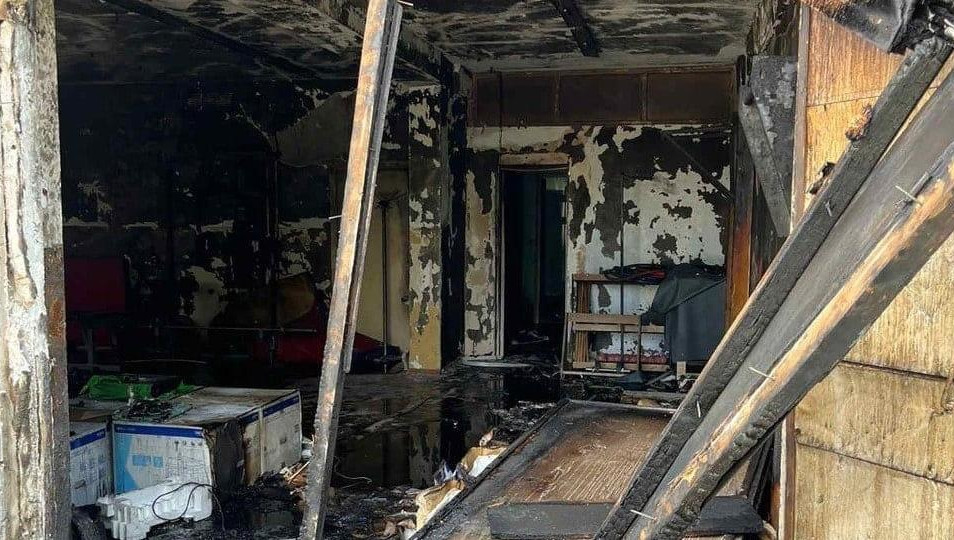 Школьница засунула зажженную бумагу под дверь здания.