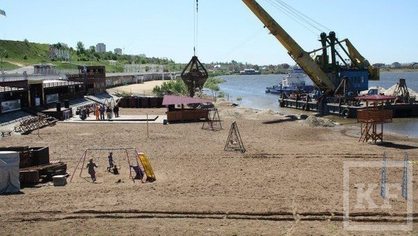 На городской пляж Набережных Челнов завезли 1500 тонн волжского белого песка. «Цена входа на пляж поднимется до 100 рублей. Надо как-то окупаться» —