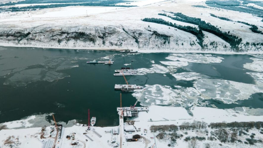 Жителей просят не выходить на лед в зоне строительства.
