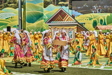 Концепцию празднования посвятили древним обрядам и обычаям татар. Организаторы решили сделать упор на татарский народный колорит и отказались от усилителей звука в пользу живой музыки.