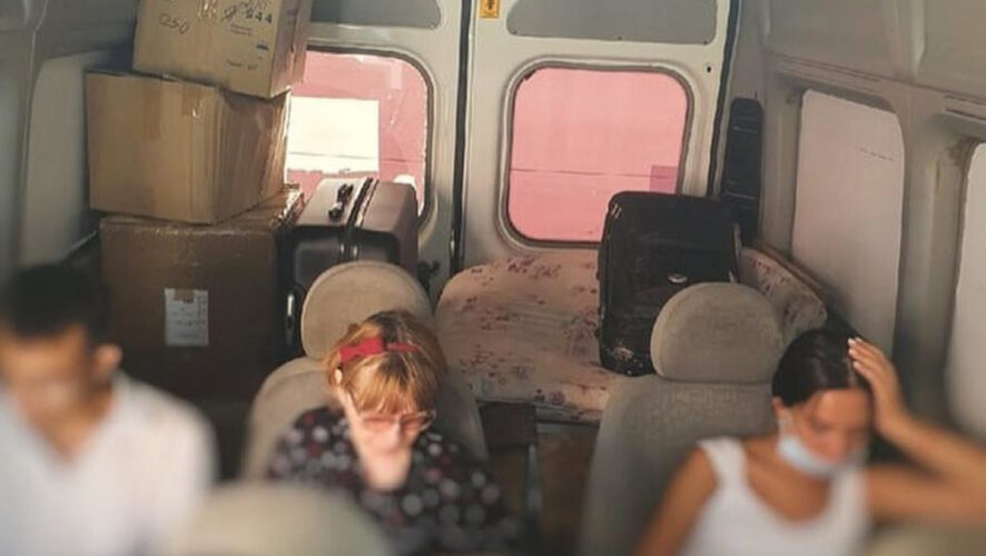 Еще одному пассажиру предложили занять место между сиденьями