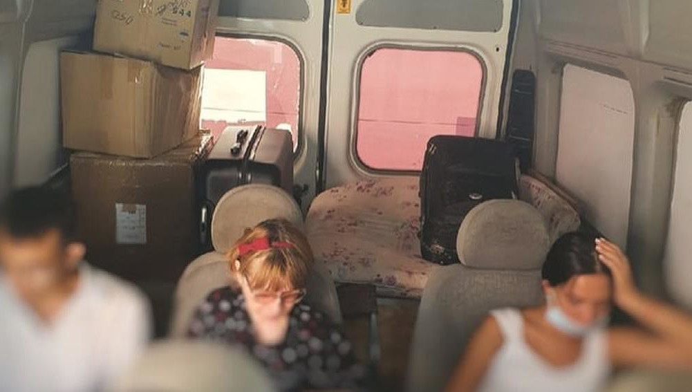 Еще одному пассажиру предложили занять место между сиденьями