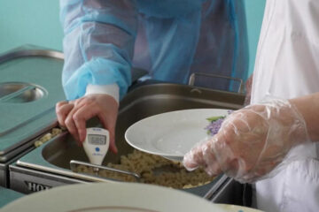 Альметьевский территориальный отдел Управления Роспотребнадзора по Татарстану и Альметьевская городская прокуратура выехали в образовательное учреждение.