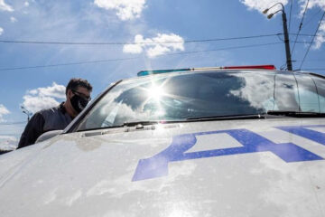Полицейский ставил на учет машины без фотофиксации и внешнего осмотра.