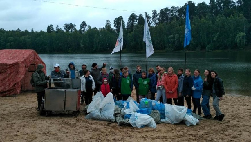 Во время акции экоактивисты собрали с берега 30 мешков мусора.
