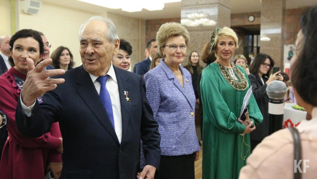 Госсоветнику показали 60 народных умелиц-вышивальщиц.