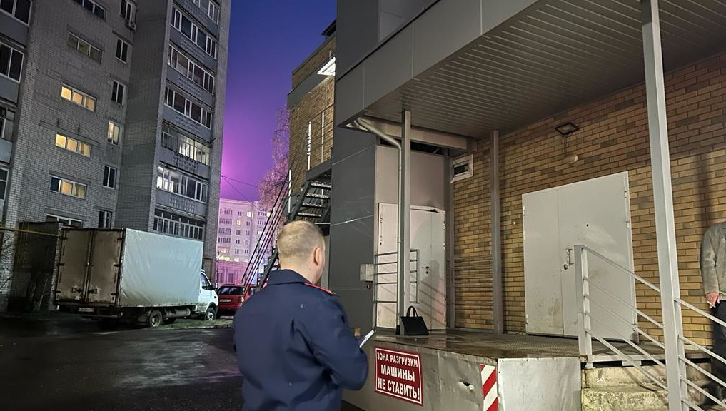 Мужчина занимался ремонтом лифта.