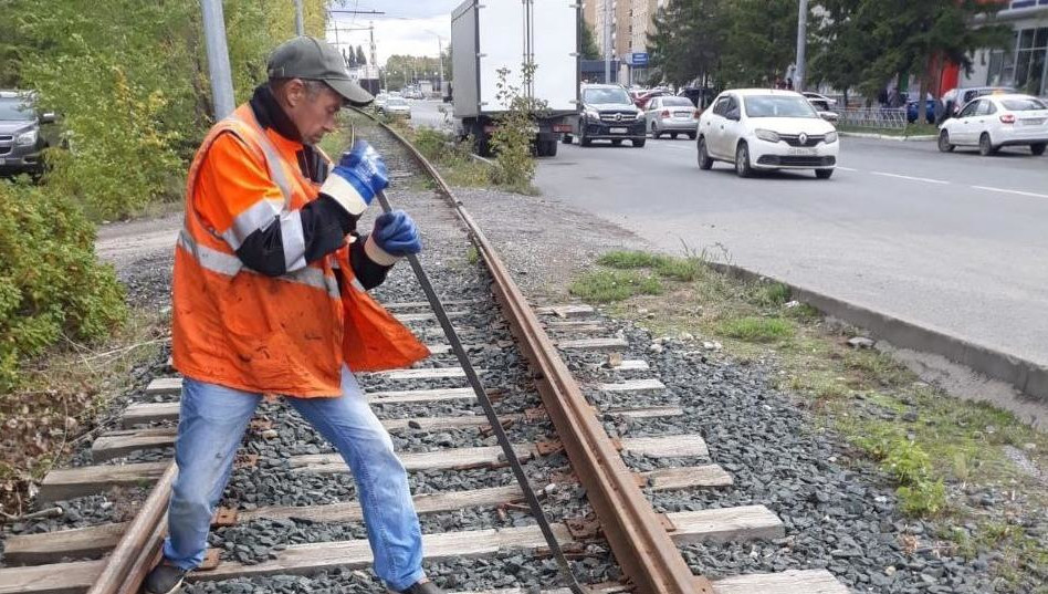 От остановки «Минская» по направлению в «Солнечный город» уже заменили 276 шпал из 400.