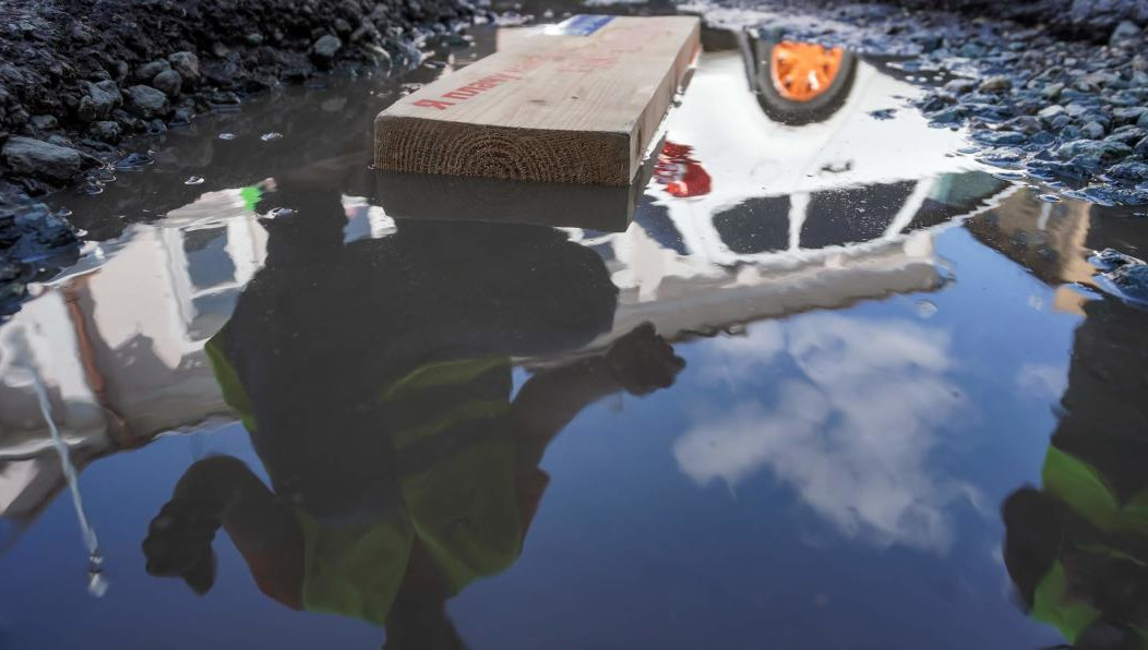 Дорогу в жилом массиве рядом с Казанью трудно назвать дорогой. Асфальт давно усыпали ямы и грязь. Жители пытались ремонтировать его самостоятельно