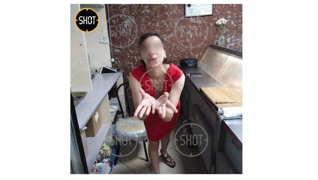 Около месяца назад у женщины родилась дочка.