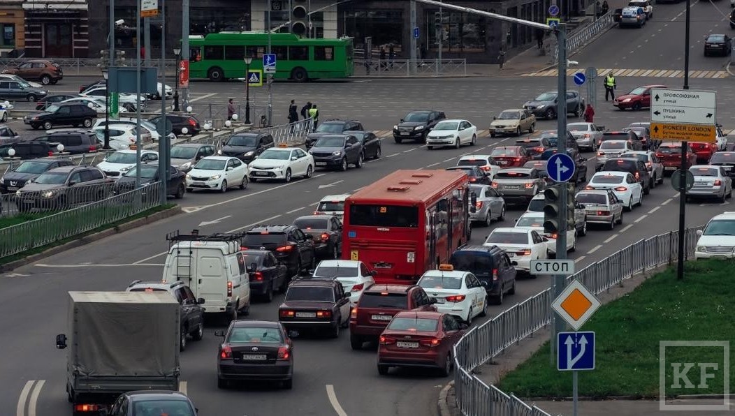 В центре Казани водители на внедорожниах объезжали пробку по встречной полосе. Видео с мобильного телефона нарушителей опубликованы в соцсетях.