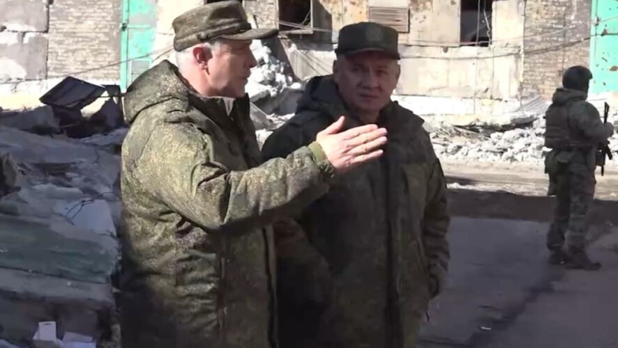 Министр обороны России наградил военнослужащих различными медалями и орденами.