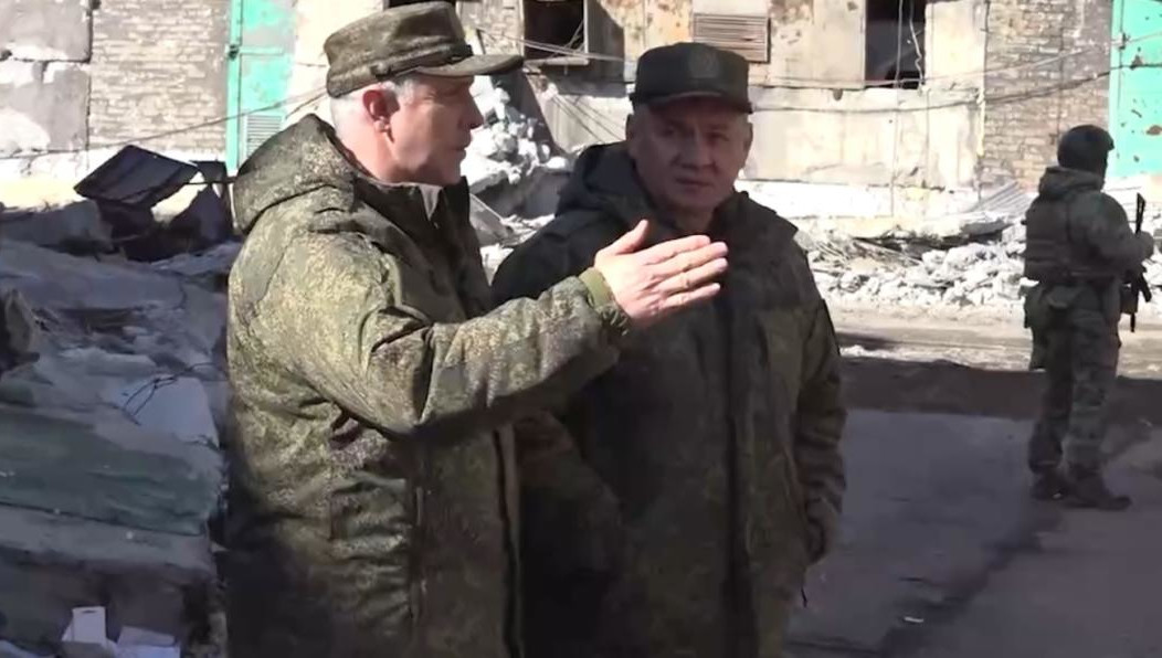 Министр обороны России наградил военнослужащих различными медалями и орденами.