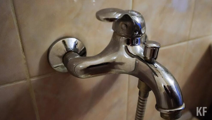 На время ремонта лучше закрыть основной кран горячей воды и краны на полотенцесушителе.