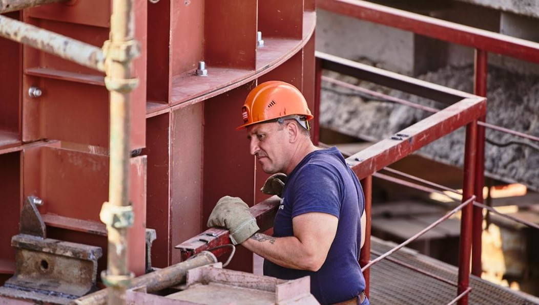 Наибольший оклад получают водители и инженеры.