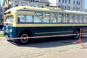 Новые экспонаты установлены в честь 75-летия открытия троллейбусного движения в столице Татарстана.