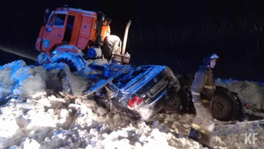 Легковушка превратилась в груду металла.