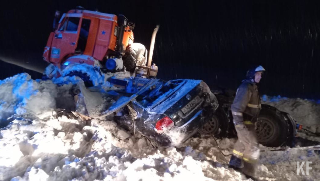 Легковушка превратилась в груду металла.