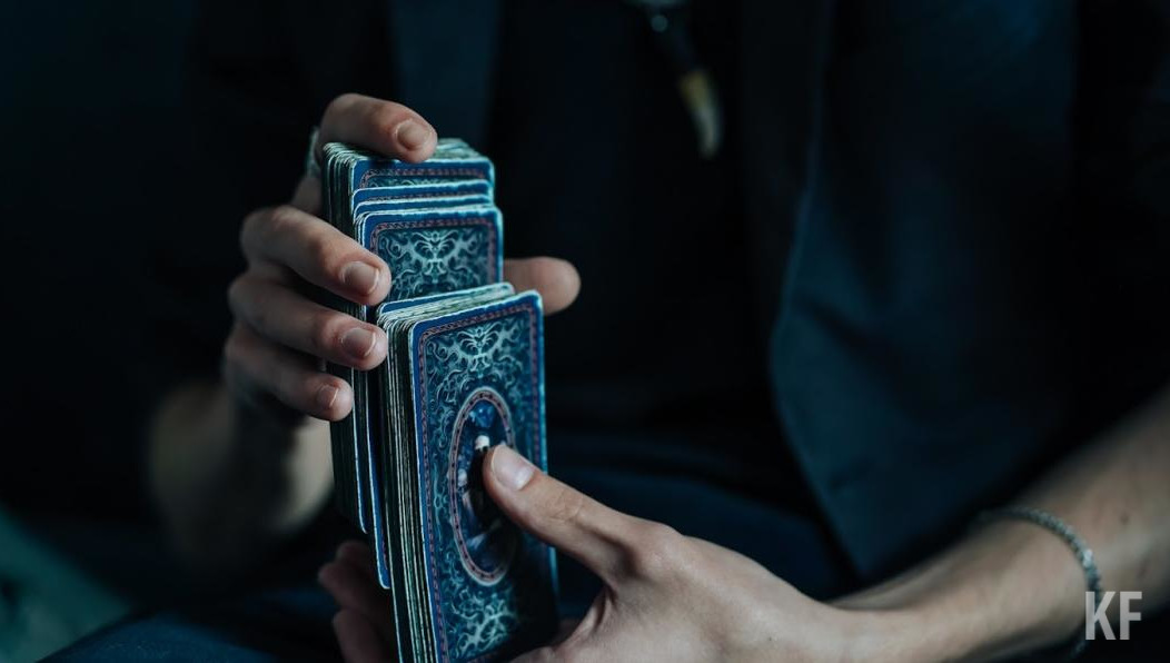 Она перевела аферистам 1