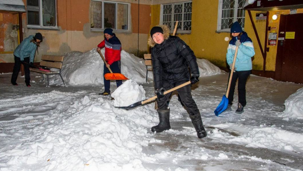 Горожане наравне с коммунальщиками борются с последствиями снегопада.